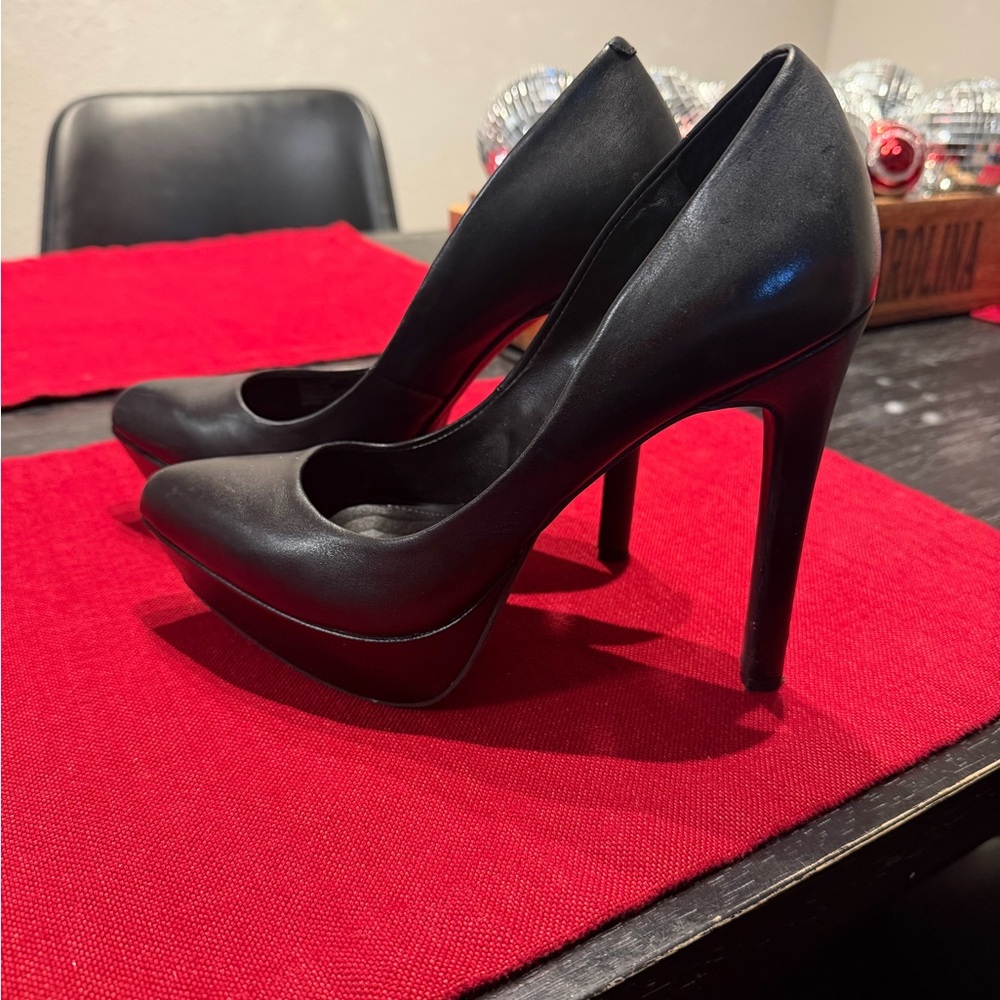 🥳BCBG Elegant Black Women's Heels - Picture 3 of 4